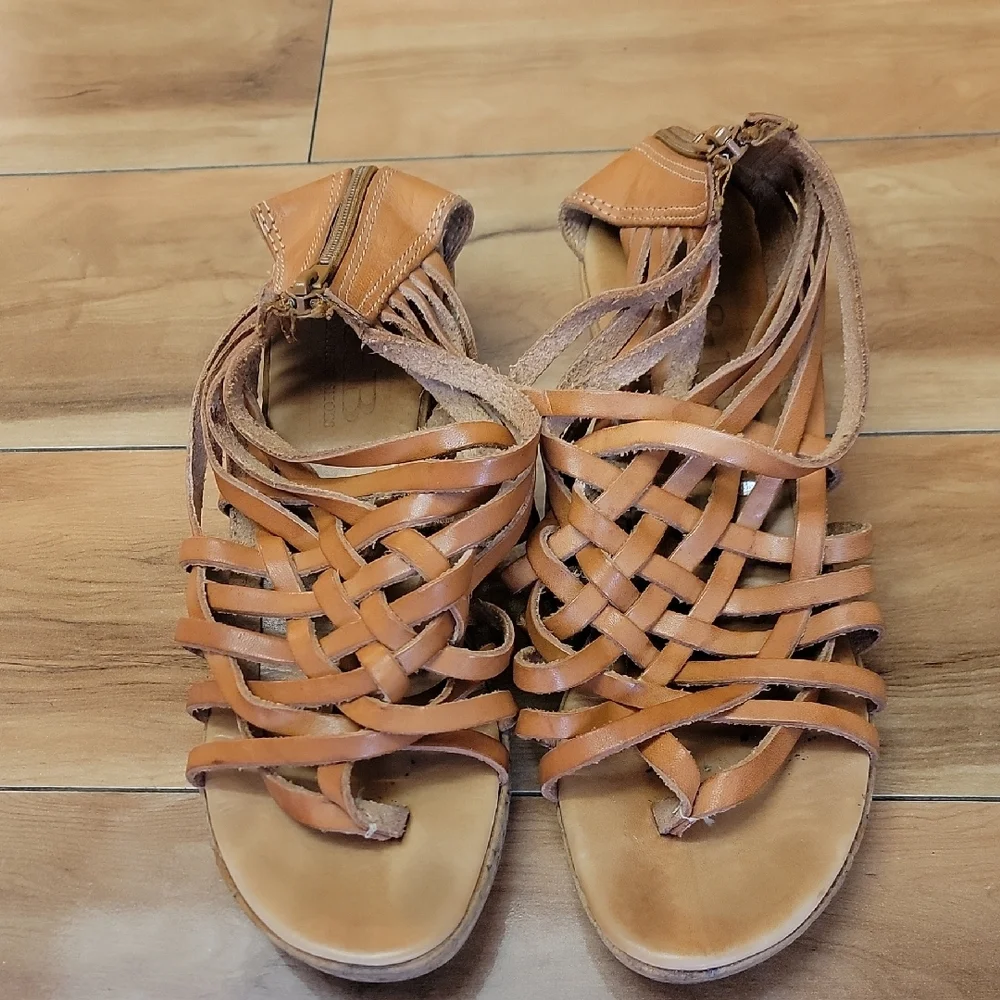 B&B Greek Leather Size 39 Tan Wedge Sandals With Zipper Back Closure